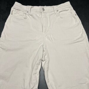 Gloria Vanderbilt Amanda All Around Slimming Effect Short size 10